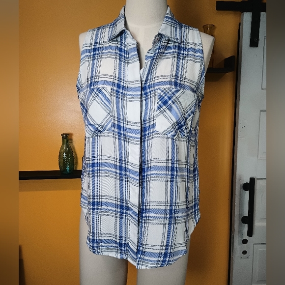 Max Jean's Blue and White Plaid Sleeveless Button Down Top Size M - Picture 4 of 11